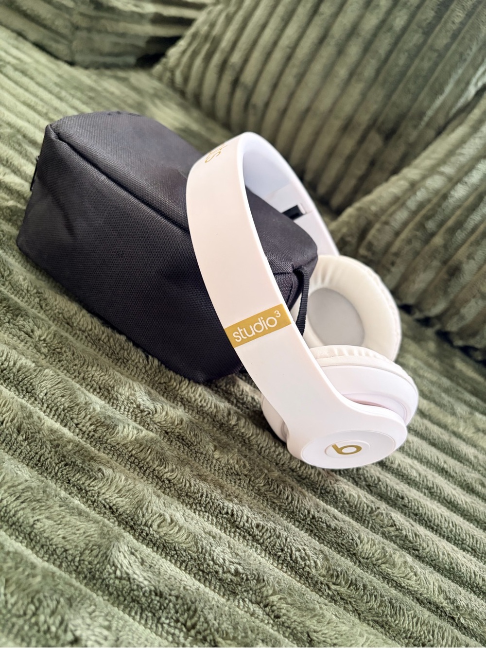 Rare White and Gold Studio3 Wireless Over-Ear Headphones - White - Picture 3 of 6
